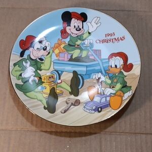 1993 Christmas Collectible Plate "Santa's Workshop" Disney